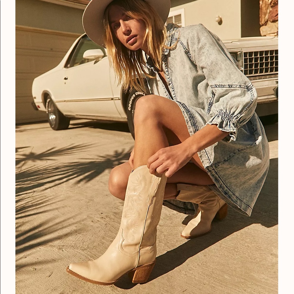 Brand new Jeffrey Campbell Dagget boots in Latte